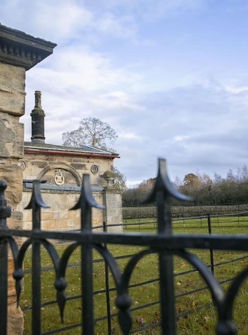 Walshford Lodge Cowthorpe 外观 照片
